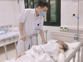 Bác sĩ kiểm tra sức khoẻ cụ bà bị chó tấn công (Ảnh - BVCC)