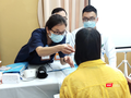 Nhân viên y tế kiểm tra sức khoẻ cho tình nguyện viên sau tiêm vaccine phòng COVID-19 COVIVAC (Ảnh - Minh Thuý)