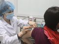 Nhân viên y tế tiêm thử nghiệm vaccine phòng COVID-19 cho tình nguyện viên (Ảnh - Minh Thuý)