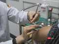 Nhân viên y tế tiêm vaccine phòng COVID-19 cho tình nguyện viên (Ảnh - Minh Thuý)