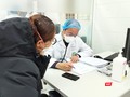 Bác sĩ khám cho bệnh nhân ở Bệnh viện Bạch Mai (Ảnh - Minh Thuý)
