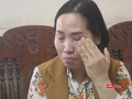 Chị Hưng xúc động rơi nước mắt nhỡ lại hành trình tìm con (Ảnh - Minh Thuý) 