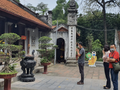Người dân đến một di tích trên địa bàn TP. Hà Nội (Ảnh - Nguyễn Thanh)