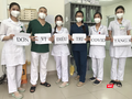 ThS. BS. Đới Ngọc Anh (áo xanh thứ 4 từ trái sang) cùng đồng nghiệp ở Đơn vị điều trị COVID-19 tầng 8 tại Bệnh viện Bệnh Nhiệt đới Trung ương cơ sở 2 (Ảnh - BS. Đới Ngọc Anh)