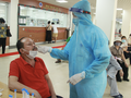 Nhân viên y tế lấy mẫu xét nghiệm cho bệnh nhân (Ảnh - BVCC)