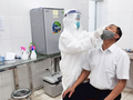 Nhân viên y tế lấy mẫu xét nghiệm COVID-19 cho người dân (Ảnh - BYT)