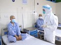 Bác sĩ thăm hỏi tình hình sức khoẻ bệnh nhân ung thư đang điều trị ở Bệnh viện K (Ảnh - BVCC)