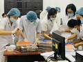 Nhân viên y tế lấy mẫu xét nghiệm COVID-19 (Ảnh - BYT)