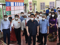 Chủ tịch Quốc hội Vương Đình Huệ cùng lãnh đạo Bộ Y tế trực tiếp kiểm tra công tác bầu cử ở TP. Bắc Giang (Ảnh - BYT) 