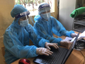 Nhân viên y tế nhập dữ liệu mẫu xét nghiệm (Ảnh - BYT)