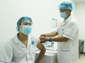 Bác sĩ, nhân viên y tế ở Bệnh viện Hữu Nghị được tiêm vaccine phòng COVID-19 (Ảnh - BVCC)