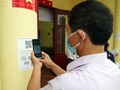 Người dân quét mã QR để khai báo y tế (Ảnh - Anh Tuấn) 