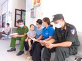 Thượng úy Lê Bá Tứ và Thượng úy Đỗ Nam Duy chuẩn bị hiến máu cứu các cháu bé bị bệnh tan máu bẩm sinh (Ảnh - CAND)