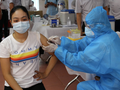 Nhân viên y tế tiêm vaccine phòng COVID-19 cho người dân (Ảnh - BYT)