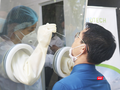 Nhân viên y tế trực tiếp thực hiện thử nghiệm việc lấy mẫu xét nghiệm COVID-19 tại bốt lấy mẫu xét nghiệm di động (Ảnh - Minh Thuý) 