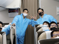 Trên chuyến bay về nước, đội tuyển Việt Namđược bố trí tại một khoang riêng, mặc trang bị phòng hộ trong suốt hành trình bay và cho tới khi về tới địa điểm cách ly tập trung y tế (Ảnh VFF)