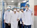 Thủ tướng Phạm Minh Chính thăm Công ty cổ phần công nghệ sinh học dược Nanogen-đơn vị nghiên cứu, sản xuất vaccine phòng COVID-19 Nanocovax tại khu công nghệ cao TP. Hồ Chí Minh (Ảnh: Nhật Bắc)