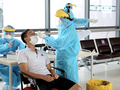 Nhân viên y tế lấy mẫu xét nghiệm COVID-19 (Ảnh - Xuân Hải)