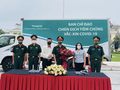 PGS.TS. Dương Thị Hồng - Phó Viện trưởng Viện Vệ sinh dịch tễ trung ương, Trưởng Văn phòng Tiêm chủng mở rộng quốc gia - chứng kiến buổi bàn giao xe lạnh chuyên dụng vận chuyển vaccine cho Quân khu 3 (Ảnh - BYT)