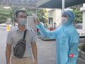 Kiểm tra nhiệt độ cho người dân trước khi vào bệnh viện (Ảnh - Minh Thuý)
