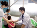 Bác sĩ khám cho bệnh nhi (Ảnh - BVCC)