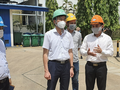 Lãnh đạo Bộ Y tế khảo sát nhà máy sản xuất oxy (Ảnh – Văn Đạo) 