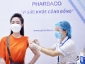 Nhân viên y tế tiêm vaccine phòng COVID-19 cho người dân (Ảnh - Pharbaco) 
