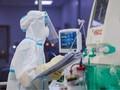 Bác sĩ trực cấp cứu cho bệnh nhân (Ảnh - BYT)