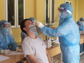 Nhân viên y tế láy mẫu xét nghiệm COVID-19 (Ảnh - SYTHN)