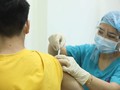 Tình nguyện viên khỏe mạnh được tiêm mũi 1 vaccine ARCT-154 tại Trung tâm thử nghiệm lâm sàng, Trường Đại học Y Hà Nội (Ảnh - Nguyễn Quyết)