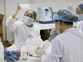 Nhân viên y tế làm việc trong phòng xét nghiệm COVID-19 (Ảnh - Ngọc Nga)