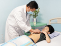 PGS.TS. Phạm Duy Hiền - Phó Giám đốc Bệnh viện Nhi Trung ương - khám cho bệnh nhi (Ảnh - BVCC)