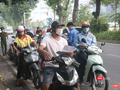 Người dân xếp hàng chờ kiểm tra giấy đi đường (Ảnh - Minh Thuý)