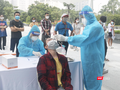 Nhân viên y tế lấy mẫu xét nghiệm COVID-19 cho người dân (Ảnh - Minh Thuý)