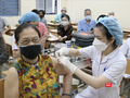 Người cao tuổi tiêm vaccine COVID-19 (Ảnh - Minh Thuý)