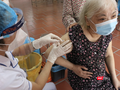 Người cao tuổi được tiêm vaccine COVID-19 (Ảnh - Minh Thuý) 