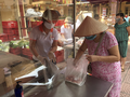 Người dân tuân thủ quy định phòng, chống dịch COVID-19 khi đi chợ (Ảnh - Thanh Thanh)