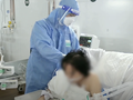 Bác sĩ chăm sóc cho bệnh nhân COVID-19 (Ảnh - BYT)