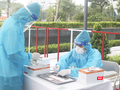 Nhân viên y tế ghi chép mẫu xét nghiệm COVID-19 của người dân (Ảnh - Minh Thuý)