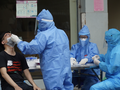 Nhân viên y tế lấy mẫu xét nghiệm COVID-19 cho người dân (Ảnh - Minh Nhân)