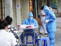 Nhân viên y tế lấy mẫu xét nghiệm COVID-19 cho người dân (Ảnh - Minh Nhân)