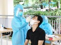 Người dân được lấy mẫu xét nghiệm COVID-19 (Ảnh - Minh Thuý)
