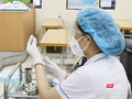 Nhân viên y tế chuẩn bị tiêm vacicne COVID-19 (Ảnh - Minh Thuý)