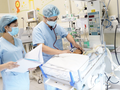 Các bác sĩ chăm sóc cho bệnh nhi (Ảnh - BVCC) 