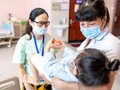 Bác sĩ chăm sóc cho trẻ (Ảnh - BV)