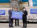Bộ trưởng Bộ Y tế Nguyễn Thanh Long nhận vật tư, trang thiết bị y tế hỗ trợ điều trị COVID-19 của kiều bào Anh, Pháp (Ảnh - BYT) 