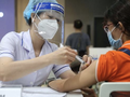 Trẻ được tiêm vaccine (Ảnh - UBND Q. Ba Đình)