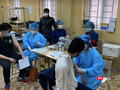 Học sinh được khám sức khoẻ trước khi tiêm vaccine COVID-19 (Ảnh - Quang Hùng)