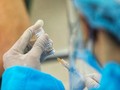 Nhân viên y tế chuẩn bị tiêm vaccine (Ảnh - ST)