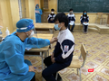 Học sinh được khám sức khoẻ trước tiêm vaccine COVID-19 (Ảnh - Quang Hùng)